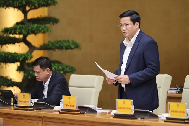 Đại diện Bộ T&agrave;i ch&iacute;nh ph&aacute;t biểu tại Phi&ecirc;n họp - Ảnh: VGP/Nhật Bắc