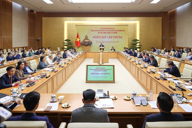 Thủ tướng khẳng định, th&ocirc;ng điệp xuy&ecirc;n suốt, nhất qu&aacute;n trong thực hiện Nghị quyết 68 l&agrave;: "Lấy doanh nghiệp l&agrave;m trung t&acirc;m &ndash; lấy hiệu quả l&agrave;m thước đo &ndash; lấy kết quả thực tế l&agrave;m đ&aacute;nh gi&aacute; cuối c&ugrave;ng" - Ảnh: VGP/Nhật Bắc