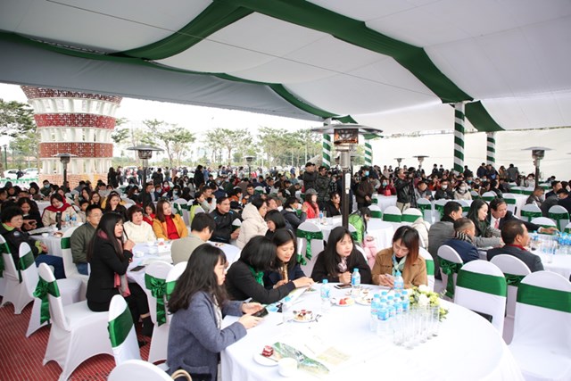 Đ&ocirc;ng đảo kh&aacute;ch h&agrave;ng tới tham dự sự kiện