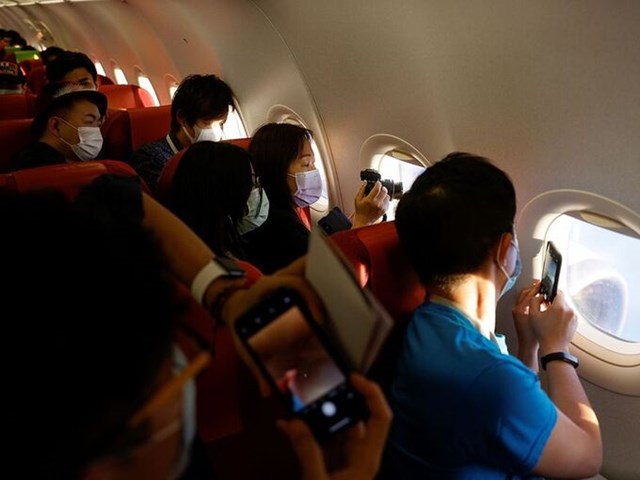 H&agrave;nh kh&aacute;ch đua nhau chụp ảnh tr&ecirc;n một chuyến bay ngắm cảnh quanh Hong Kong