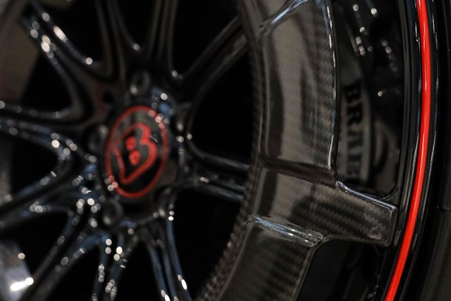 Kh&ocirc;ng như G-Class th&ocirc;ng thường, Brabus G V12 900 kh&ocirc;ng c&oacute; b&aacute;nh dự ph&ograve;ng ph&iacute;a sau. Xe được trang bị bộ m&acirc;m khổng lồ k&iacute;ch thước 23 inch.