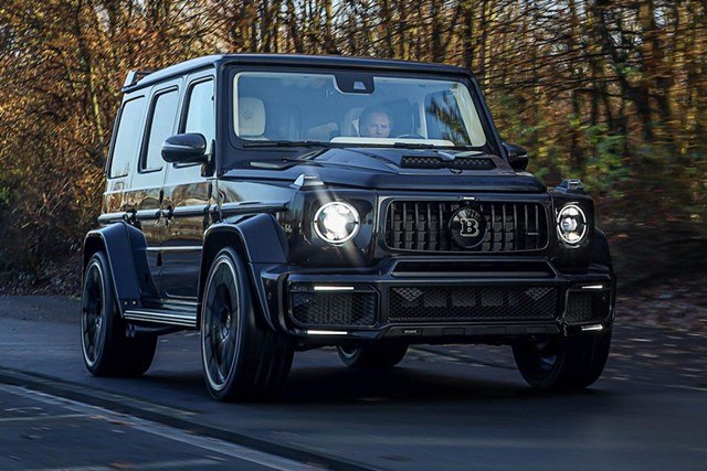 Brabus G V12 900 được trang bị động cơ V12 6.3L bi-turbo, c&ocirc;ng suất 888 m&atilde; lực. D&ugrave; động cơ n&agrave;y c&oacute; m&ocirc;-men xoắn đến 1.500 Nm, Brabus đ&atilde; tinh chỉnh c&ograve;n 1.200 Nm để dễ kiểm so&aacute;t hơn.