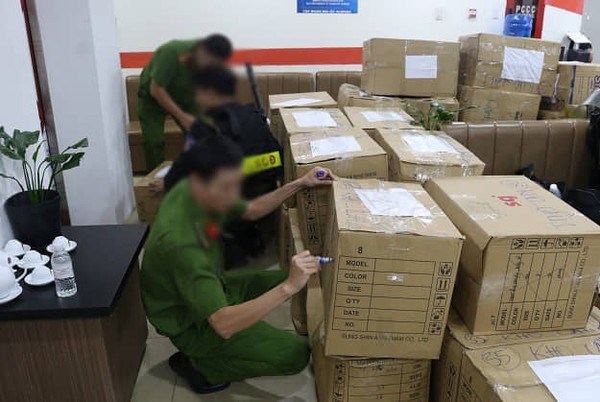 C&ocirc;ng an thu giữ nhiều t&agrave;i liệu chứng cứ trong vụ &aacute;n c&oacute; số lượng bị hại rất đ&ocirc;ng