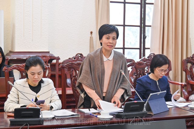 Đại diện Bộ Ngoại giao tr&igrave;nh b&agrave;y t&oacute;m tắt nội dung Tờ tr&igrave;nh đề nghị x&acirc;y dựng Luật.