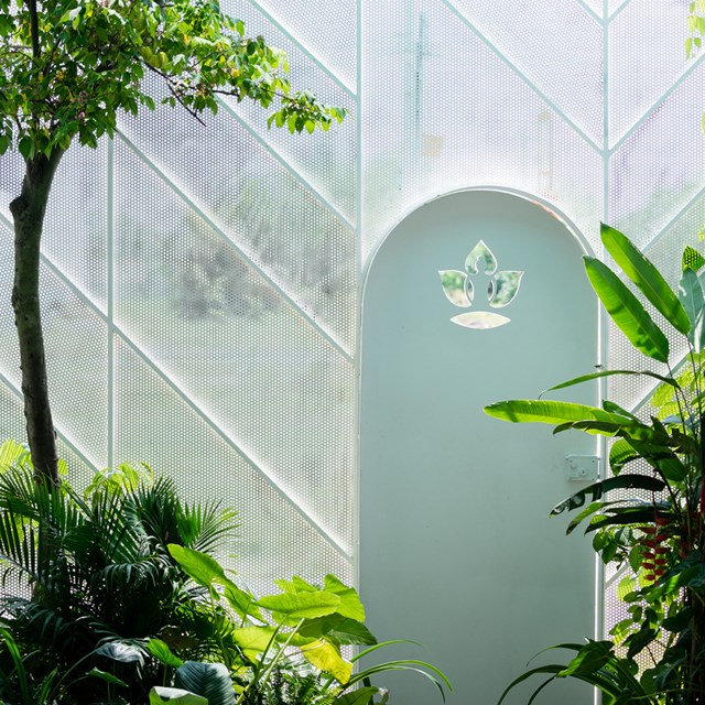 Căn nh&#224; 72 m2 tạo cảm gi&#225;c cứ &#39;tan ra, rộng r&#227;i, xuy&#234;n suốt&#39; - Ảnh 1
