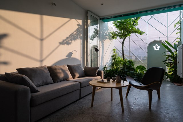 Căn nh&#224; 72 m2 tạo cảm gi&#225;c cứ &#39;tan ra, rộng r&#227;i, xuy&#234;n suốt&#39; - Ảnh 2