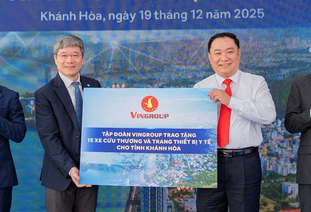 Đại điện Tập đo&agrave;n Vingroup trao 15 xe cứu thương cho ng&agrave;nh Y tế Kh&aacute;nh H&ograve;a. &nbsp;