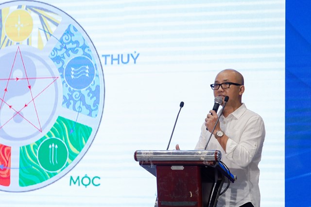 Kiến tr&uacute;c sư Phạm Thanh Truyền đ&aacute;nh gi&aacute; cao sự h&agrave;i h&ograve;a về mặt kiến tr&uacute;c v&agrave; phong thủy trong kh&ocirc;ng gian sống tại dự &aacute;n.&nbsp;
