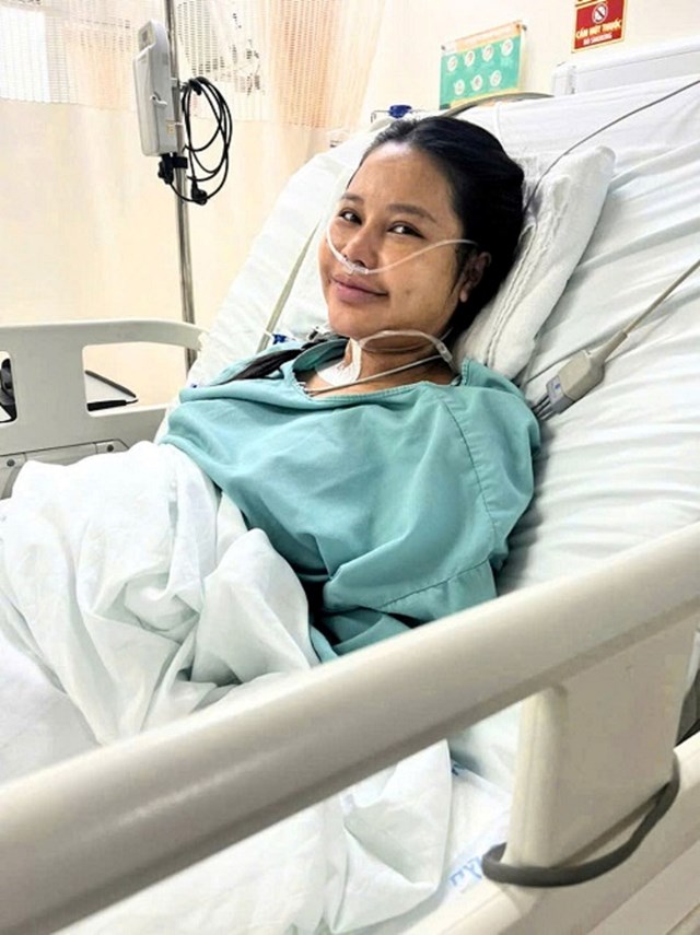 Chị T nằm tr&ecirc;n giường bệnh (Ảnh: Chị T cung cấp)