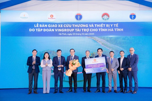 Tập đo&agrave;n Vingroup trao tặng 15 xe cấp cứu v&agrave; thiết bị y tế cho tỉnh H&agrave; Tĩnh. &nbsp;
