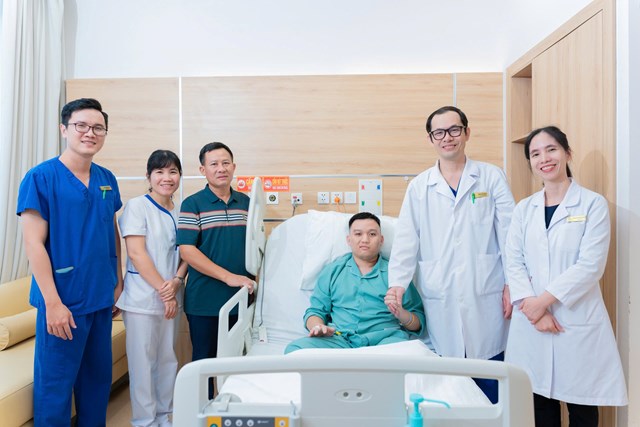 H&igrave;nh ảnh bệnh nh&acirc;n b&ecirc;n b&aacute;c sĩ, người th&acirc;n sau 4 ng&agrave;y can thiệp. &nbsp;