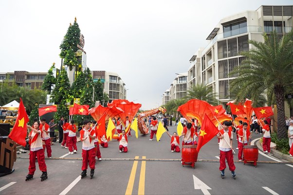 Global Festive tạo n&ecirc;n kh&ocirc;ng gian giao thoa giữa tinh thần lễ hội quốc tế v&agrave; c&aacute;c gi&aacute; trị văn h&oacute;a bản địa, với sự đồng h&agrave;nh của phường B&igrave;nh Trưng. &nbsp;