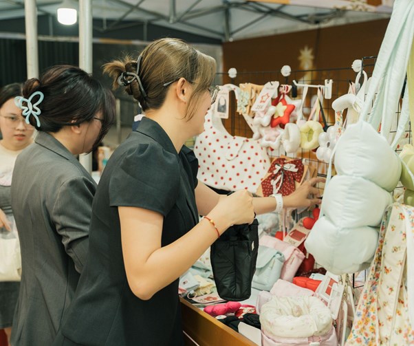 C&aacute;c gian h&agrave;ng đến từ thương hiệu trong nước v&agrave; quốc tế, thu h&uacute;t du kh&aacute;ch tham quan &nbsp;