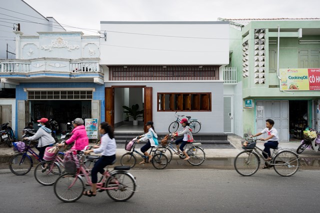 V&ugrave;ng duy&ecirc;n hải Nam Trung Bộ từ l&acirc;u đ&atilde; được định h&igrave;nh bởi những ng&ocirc;i nh&agrave; một tầng, đơn sơ nhưng quyến rũ. Nh&oacute;m thiết kế đ&atilde; nhận cải tạo một ng&ocirc;i nh&agrave; ở B&igrave;nh Thuận của tổ ti&ecirc;n từ những năm 1960, diện t&iacute;ch 96 m2 d&ugrave; biết rằng c&oacute; th&aacute;ch thức lớn.