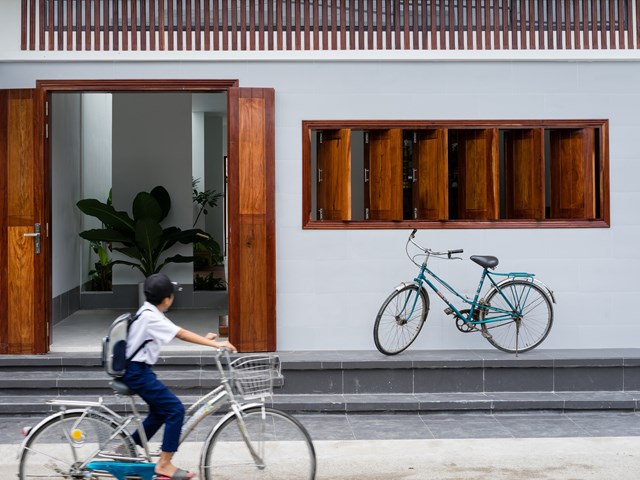 Đối với hệ thống cửa sổ quay, cửa ch&iacute;nh v&agrave; một số chi tiết trang tr&iacute; kh&aacute;c tr&ecirc;n mặt tiền, c&aacute;c kiến tr&uacute;c sư đ&atilde; c&acirc;n nhắc sử dụng gỗ Pyinkado địa phương l&agrave;m vật liệu tối ưu nhất. Loại gỗ n&agrave;y c&oacute; thể dễ d&agrave;ng t&igrave;m thấy ở bất kỳ cửa h&agrave;ng thợ mộc n&agrave;o ở địa phương v&agrave; từ l&acirc;u đ&atilde; được ứng dụng trong x&acirc;y dựng nh&agrave; cửa.&nbsp;