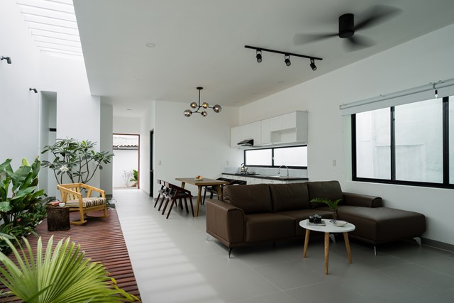 Cải tạo nh&#224; m&#225;i ng&#243;i từ những năm 60 trở n&#234;n quyến rũ - Ảnh 1