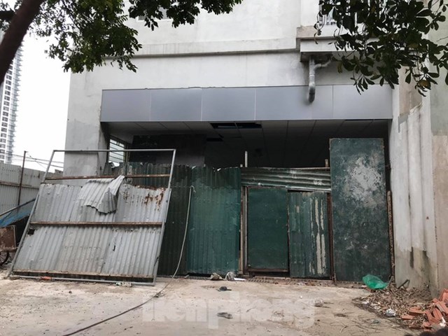 Theo ghi nhận, b&ecirc;n trong khu vực tầng 1 mới được x&acirc;y th&ocirc;, nhiều khu vực vương v&atilde;i r&aacute;c thải x&acirc;y dựng. Một người d&acirc;n quanh t&ograve;a nh&agrave; cho biết, đ&atilde; nhiều năm t&ograve;a nh&agrave; t&aacute;i định cư n&agrave;y bỏ hoang, kh&ocirc;ng c&oacute; người đến sinh sống. Trong khi đ&oacute;, một người tr&ocirc;ng coi t&ograve;a nh&agrave; cho biết, hai t&ograve;a cao hơn chục tầng, nhiều năm nay chưa b&agrave;n giao cho người n&agrave;o đến ở.