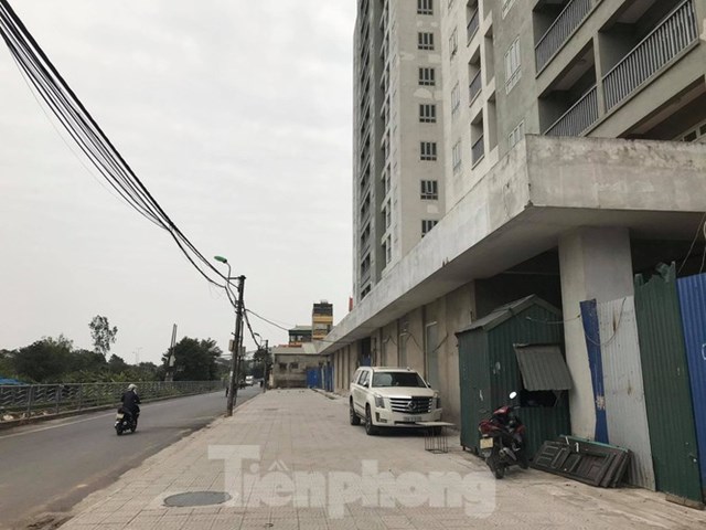 Đ&aacute;ng ch&uacute; &yacute;, vị tr&iacute; của hai t&ograve;a nh&agrave; chung cư t&aacute;i định cư n&agrave;y kh&aacute; đẹp, gần đường v&agrave;nh đai 3, đối diện với nhiều dự &aacute;n chung cư cao cấp như Gamuda&hellip;, nhiều người d&acirc;n cho rằng kh&ocirc;ng kịp thời đưa v&agrave;o sử dụng l&agrave; một sự l&atilde;ng ph&iacute; rất lớn.