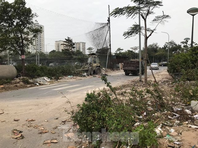 Tại khu vực t&ograve;a chung cư, bốn xung quanh bị r&aacute;c thải bủa v&acirc;y. Thỉnh thoảng, đơn vị vệ sinh m&ocirc;i trường lại phải d&ugrave;ng xe ủi ra dọn dẹp.