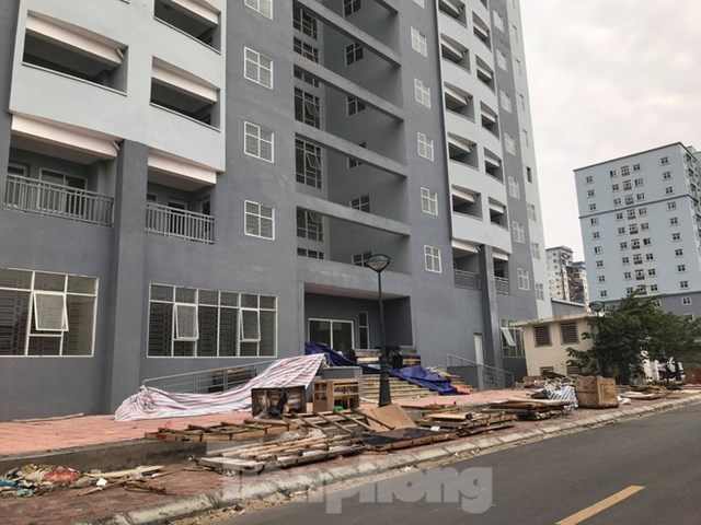 Ba t&ograve;a, mỗi t&ograve;a đều cao tr&ecirc;n chục tầng với h&agrave;ng chục căn hộ l&acirc;u nay vẫn cửa đ&oacute;ng then c&agrave;i. Một bảo vệ tại khu vực n&agrave;y cho biết, &ocirc;ng tr&ocirc;ng coi ở đ&acirc;y đ&atilde; v&agrave;i ba năm. Trong 3 t&ograve;a, c&oacute; 2 t&ograve;a x&acirc;y xong c&aacute;ch đ&acirc;y khoảng 2 năm, một t&ograve;a đ&atilde; được x&acirc;y dựng trước đ&oacute; kh&aacute; l&acirc;u