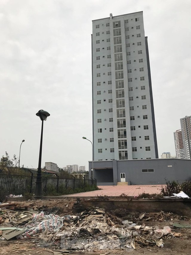 Nhiều khu vực bị người d&acirc;n đốt r&aacute;c ch&aacute;y hết cả c&acirc;y xanh, bung tường, kh&oacute;i bụi m&ugrave; mịt.
