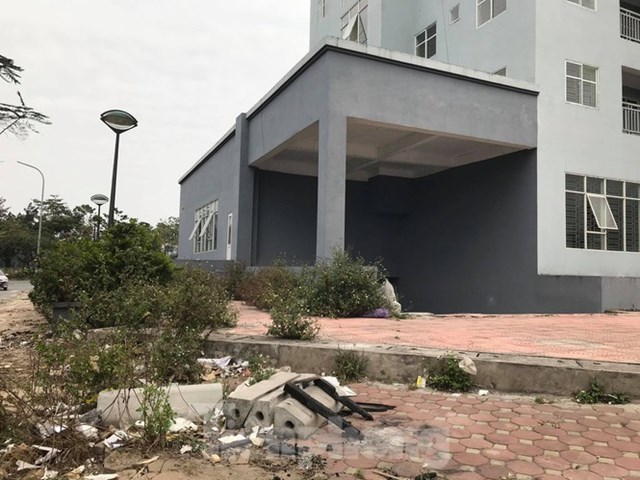 &ldquo;Vị tr&iacute; t&ograve;a chung cư kh&aacute; đẹp, gần hồ, gần đường lớn, nhưng đến nay vẫn chưa đưa v&agrave;o sử dụng. Cũng kh&ocirc;ng biết l&yacute; do tại sao&rdquo;, một người d&acirc;n sống quanh khu t&aacute;i định cư n&oacute;i