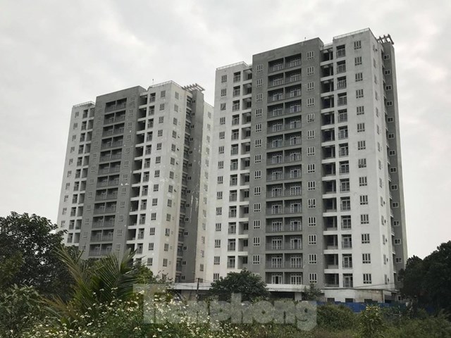 Tr&ecirc;n đường Khuyến Lương (phường Trần Ph&uacute;, quận Ho&agrave;ng Mai, H&agrave; Nội), đ&atilde; nhiều năm nay, người d&acirc;n xung quanh quen với việc hai t&ograve;a nh&agrave; chung cư t&aacute;i định cư kh&ocirc;ng c&oacute; người ở.&nbsp;