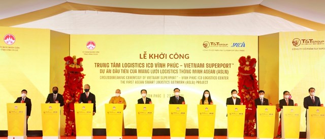 Chủ tịch Quốc hội Vương Đ&igrave;nh Huệ c&ugrave;ng c&aacute;c vị đại biểu bấm n&uacute;t khởi c&ocirc;ng Trung t&acirc;m Logistics ICD Vĩnh Ph&uacute;c