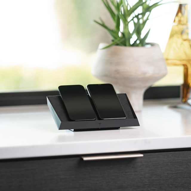 Thiết bị sạc từ Tesla c&oacute; t&iacute;nh năng tương tự với sản phẩm AirPower từng được Apple giới thiệu.