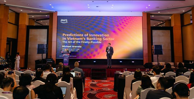 Phi&ecirc;n tr&igrave;nh b&agrave;y Dự b&aacute;o về l&agrave;n s&oacute;ng đổi mới ng&acirc;n h&agrave;ng Việt Nam của diễn giả: &Ocirc;ng Michael Arenata, Dịch vụ T&agrave;i ch&iacute;nh AWS - Ng&acirc;n h&agrave;ng ASEAN, Amazon Web Services.