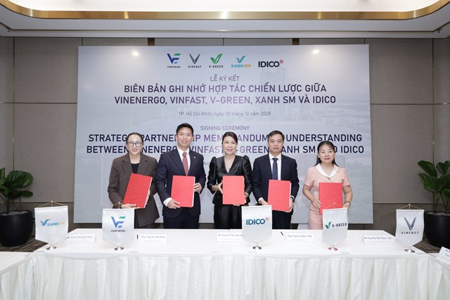 Đại diện c&aacute;c c&ocirc;ng ty: VinEnergo, VinFast, V-GREEN, Xanh SM trao bi&ecirc;n bản ghi nhớ hợp t&aacute;c chiến lược với Tổng C&ocirc;ng ty IDICO