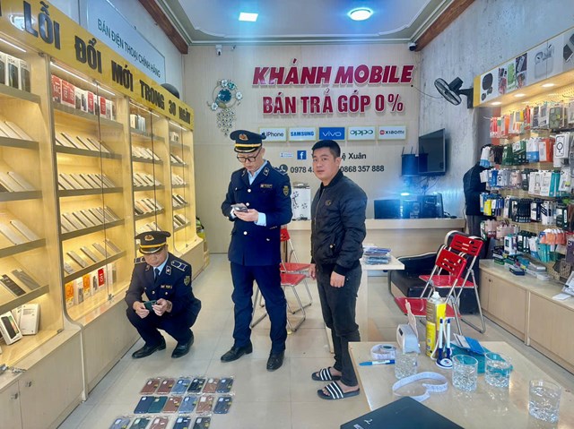 Đội QLTT số 3 tỉnh Lạng Sơn đã phát hiện nhiều điện thoại di động và phụ kiện có dấu hiệu giả mạo nhãn hiệu, hàng nhập lậu tại các cửa hàng kinh doanh trên địa bàn, qua đó kịp thời ngăn chặn hành vi vi phạm và bảo vệ quyền lợi người tiêu dùng.