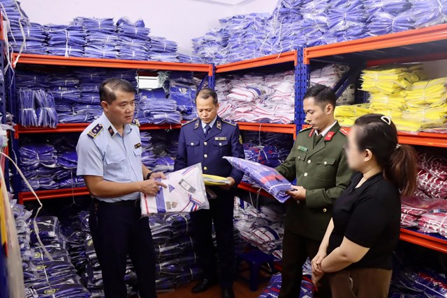 Lực lượng chức năng kiểm tra tại cơ sở kinh doanh quần &aacute;o thể thao tr&ecirc;n phố Ho&agrave;ng C&ocirc;ng Chất, phường Ph&uacute; Diễn, H&agrave; Nội