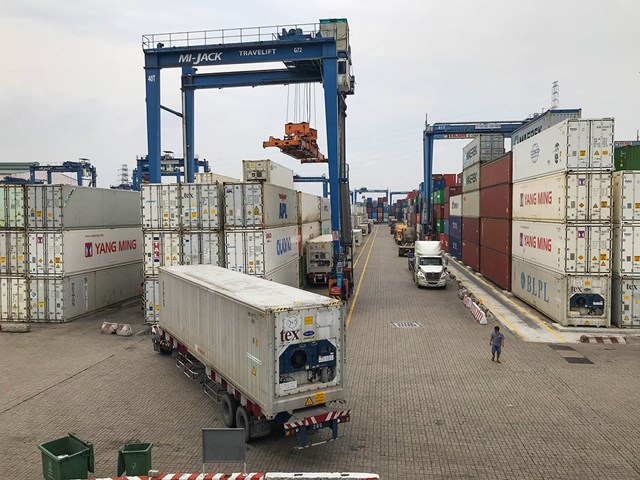 C&aacute;c doanh nghiệp cho biết kh&ocirc;ng dễ thu&ecirc; được container để xuất h&agrave;ng d&ugrave; phải trả chi ph&iacute; đắt đỏ - Ảnh: TR&Uacute;C PHƯƠNG