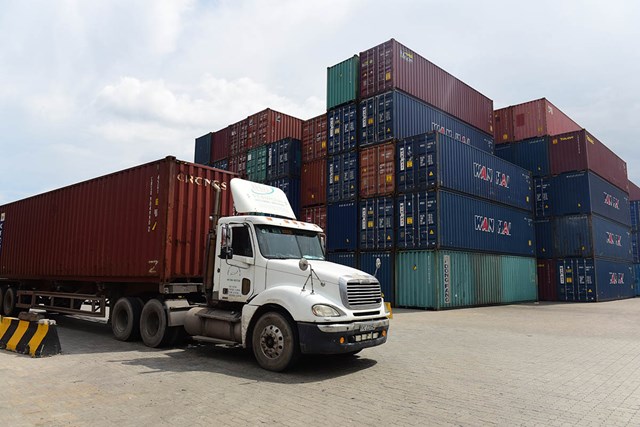 &nbsp; T&igrave;nh trạng thiếu container rỗng khiến hoạt động xuất khẩu h&agrave;ng h&oacute;a gặp kh&oacute; - Ảnh: QUANG ĐỊNH