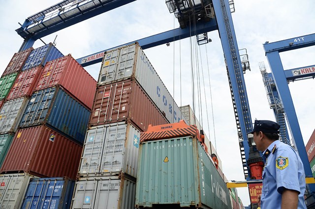 Container chứa h&agrave;ng khan hiếm l&agrave;m tăng gi&aacute; h&agrave;ng h&oacute;a, g&acirc;y kh&oacute; khăn cho doanh nghiệp xuất khẩu - Ảnh: TỰ TRUNG
