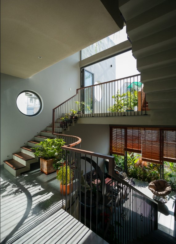 C&aacute;c yếu tố như khoảng trống th&ocirc;ng tầng, &aacute;nh s&aacute;ng tự nhi&ecirc;n, gi&oacute; đối lưu, c&acirc;y xanh lu&ocirc;n được ưu ti&ecirc;n h&agrave;ng đầu. Vậy n&ecirc;n, đội ngũ kiến tr&uacute;c sư đ&atilde; bố tr&iacute; mặt bằng ng&ocirc;i nh&agrave; theo cao độ lệch tầng để ước lượng khoảng c&aacute;ch c&aacute;c kh&ocirc;ng gian với nhau.&nbsp;