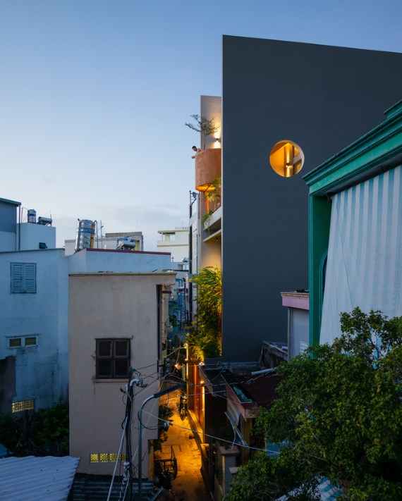 Uy&ecirc;n House l&agrave; m&oacute;n qu&agrave; của người con trai d&agrave;nh tặng cho cha mẹ. Ng&ocirc;i nh&agrave; được x&acirc;y dựng trong một con hẻm kh&aacute; nhỏ ở th&agrave;nh phố Mỹ Tho. Con hẻm kh&ocirc;ng đủ rộng cho nhiều phương tiện lưu th&ocirc;ng một l&uacute;c nhưng c&oacute; thể k&eacute;o người d&acirc;n nơi đ&acirc;y x&iacute;ch lại gần nhau hơn.