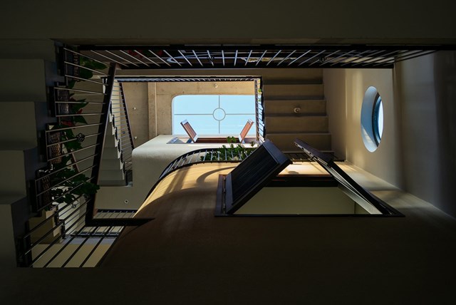 Uy&ecirc;n House gần như kh&ocirc;ng cần sử dụng thiết bị l&agrave;m m&aacute;t khi trời n&oacute;ng bởi c&oacute; luồng gi&oacute; từ trục giếng trời c&ugrave;ng thiết kế th&ocirc;ng tầng gi&uacute;p kh&ocirc;ng kh&iacute; ở mọi kh&ocirc;ng gian lu&ocirc;n được đối lưu.