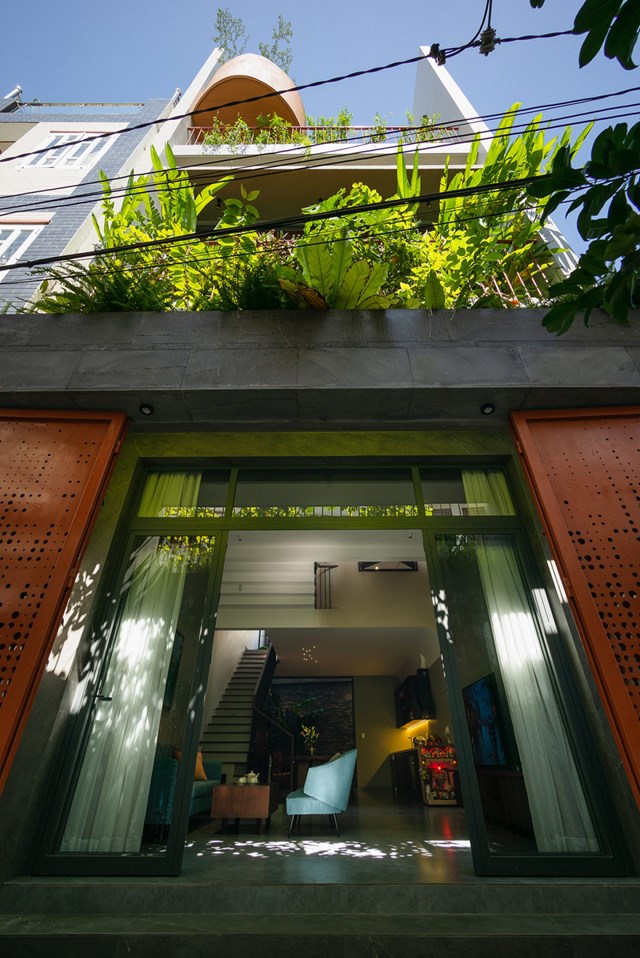 Uy&ecirc;n House may mắn c&oacute; diện t&iacute;ch rộng hơn so với những ng&ocirc;i nh&agrave; kh&aacute;c trong hẻm. Mặt tiền ch&iacute;nh của ng&ocirc;i nh&agrave; nằm hướng T&acirc;y Nam n&ecirc;n cường độ nắng chiếu v&agrave;o kh&aacute; lớn. Ch&iacute;nh v&igrave; thế, kiến tr&uacute;c sư đ&atilde; bố tr&iacute; lớp c&acirc;y xanh ở mặt tiền để cản bớt nắng n&oacute;ng v&agrave; bụi mịn. Đồng thời, c&acirc;y xanh cũng mang lại cảm gi&aacute;c thoải m&aacute;i, gần gũi với thi&ecirc;n nhi&ecirc;n cho gia chủ.