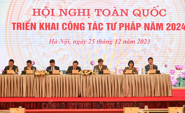 Đo&agrave;n Chủ tịch Hội nghị gồm c&oacute;: Ph&oacute; Thủ tướng Ch&iacute;nh phủ Trần Lưu Quang; Bộ trưởng Bộ Tư ph&aacute;p L&ecirc; Th&agrave;nh Long; c&aacute;c Thứ trưởng Bộ Tư ph&aacute;p Nguyễn Kh&aacute;nh Ngọc, Đặng Ho&agrave;ng Oanh, Mai Lương Kh&ocirc;i, Nguyễn Thanh Tịnh, Trần Tiến Dũng. &nbsp;