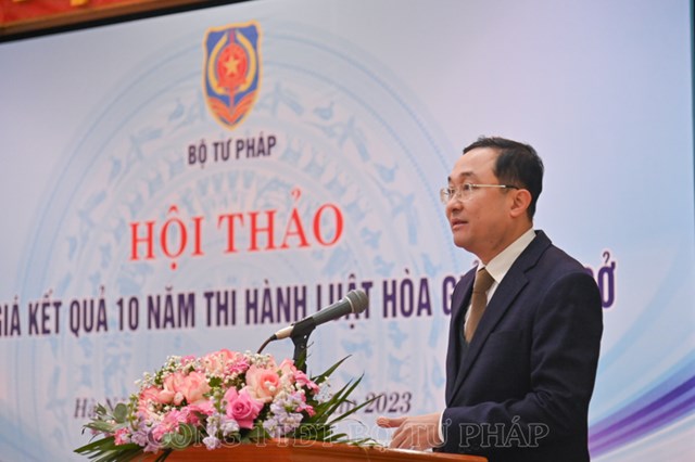 Đồng ch&iacute; Phan Hồng Nguy&ecirc;n, Ph&oacute; Cục trưởng Cục Phổ biến, gi&aacute;o dục ph&aacute;p luật, Bộ Tư ph&aacute;p tuy&ecirc;n bố l&yacute; do, giới thiệu đại biểu.