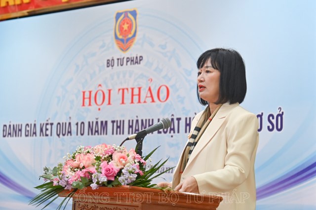 Đồng ch&iacute; Ng&ocirc;&nbsp;Quỳnh Hoa, Ph&oacute; Cục trưởng Cục Phổ biến, gi&aacute;o dục ph&aacute;p luật, Bộ Tư ph&aacute;p b&aacute;o c&aacute;o t&oacute;m t&oacute;m tắt tổng kết 10 năm thi h&agrave;nh Luật Ho&agrave; giải ở cơ sở.&nbsp; &nbsp;