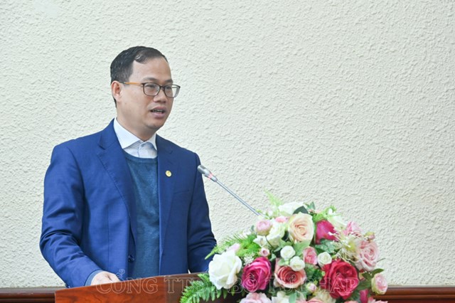 Đồng ch&iacute; Đỗ Xu&acirc;n L&acirc;n, Ch&aacute;nh Văn ph&ograve;ng Đảng &ndash; Đo&agrave;n thể tr&igrave;nh b&agrave;y t&oacute;m tắt b&aacute;o c&aacute;o tổng kết&nbsp;c&ocirc;ng t&aacute;c năm 2023. &nbsp;