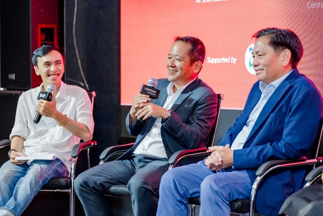 &Ocirc;ng Nguyễn Ch&iacute; Nh&acirc;n (người ngồi giữa), Ph&oacute; Gi&aacute;m đốc Trung t&acirc;m Kh&aacute;ch h&agrave;ng Doanh nghiệp miền Nam (Viettel Solutions) ph&aacute;t biểu tại sự kiện MARTECH 2025.