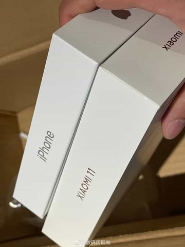 Hộp đựng của Xiaomi 11 mỏng ngang iPhone 12. Ảnh:&nbsp;Weibo.