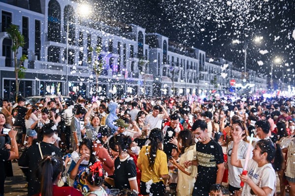 Người d&acirc;n h&aacute;o hức đ&oacute;n từng đợt &ldquo;mưa tuyết&rdquo; &nbsp;