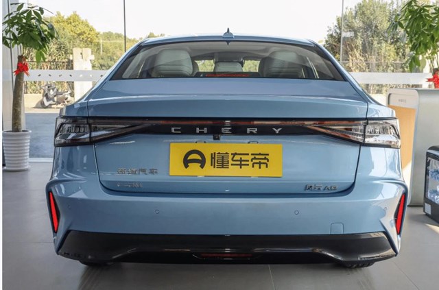 Si&#234;u phẩm sedan &quot;uống&quot; xăng 1 l&#237;t/100 km, gi&#225; b&#225;n mới l&#224; điều g&#226;y ch&#250; &#253; - Ảnh 3