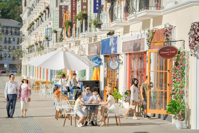 Mỗi căn shophouse từ 3-5 tầng, với 2-3 mặt tiền thoáng rộng, phù hợp kinh doanh dịch vụ lưu trú hoặc nhà hàng, spa....