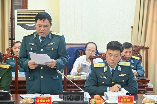 Thiếu tướng L&ecirc; Hồng Sơn, Cục trưởng Cục Ph&ograve;ng kh&ocirc;ng lục qu&acirc;n (tr&aacute;i) b&aacute;o c&aacute;o t&oacute;m tắt kết quả x&acirc;y dựng dự &aacute;n Luật Ph&ograve;ng kh&ocirc;ng nh&acirc;n d&acirc;n. &nbsp;